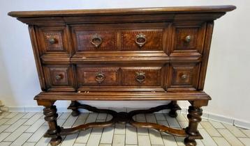 Antieke kast  beschikbaar voor biedingen