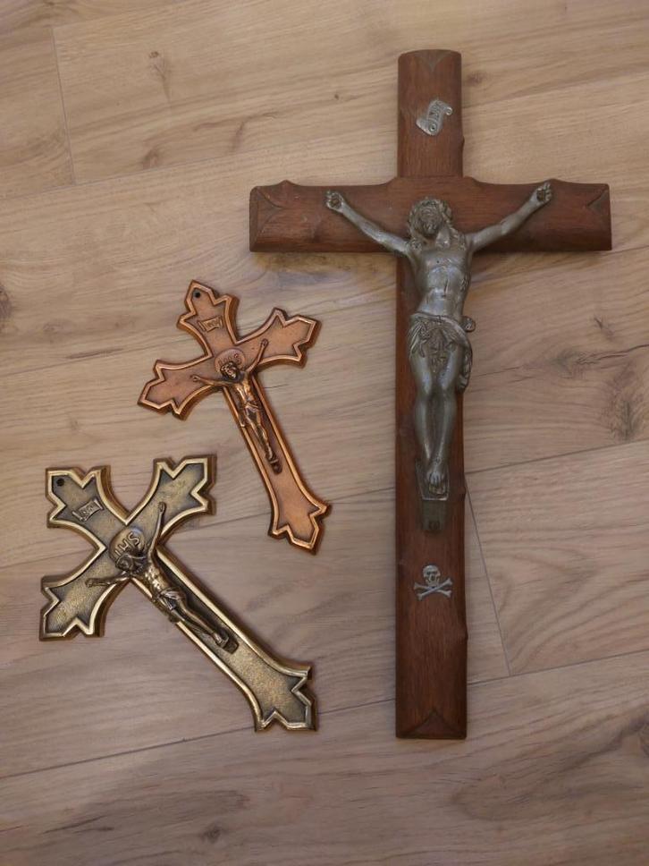 Vintage kruisbeelden Jezus, Antiek en Kunst, Antiek | Religieuze voorwerpen, Ophalen of Verzenden