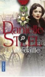 Roman de Danielle Steel "La Médaille";  format poche., Comme neuf, Steel, Enlèvement ou Envoi