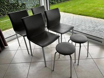 4 degelijke lederen keuken stoelen met 2 bijzet stoeltjes beschikbaar voor biedingen