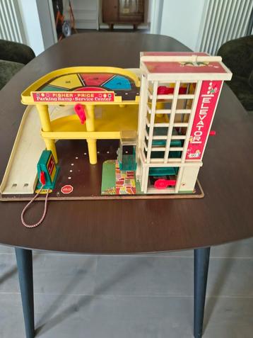 Oude garage Fisher price in goede werkende staat  beschikbaar voor biedingen