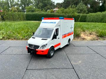 Bruder mercedes-sprinter ambulance beschikbaar voor biedingen