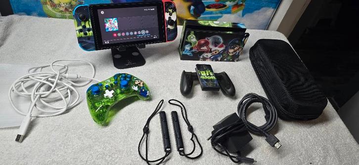 Luigi's aangepaste switchconsole + Mario-game + controller, Games en Spelcomputers, Games | Nintendo Switch, Zo goed als nieuw