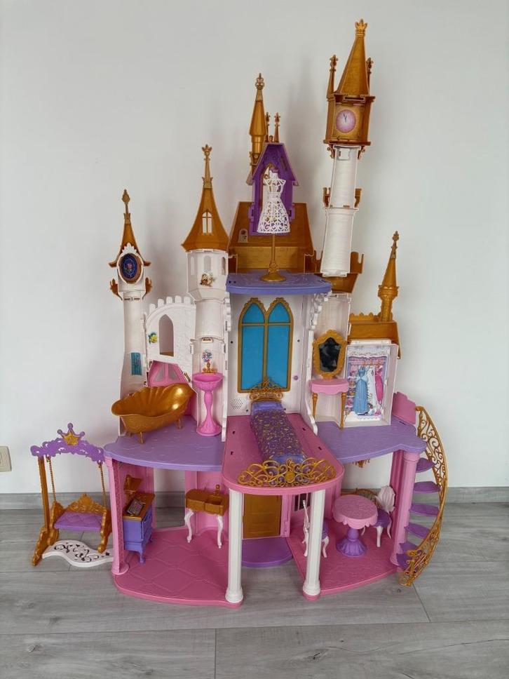 Château royal Disney Princesses avec meubles et accessoires, Kinderen en Baby's, Speelgoed | Poppenhuizen, Zo goed als nieuw, Poppenhuis
