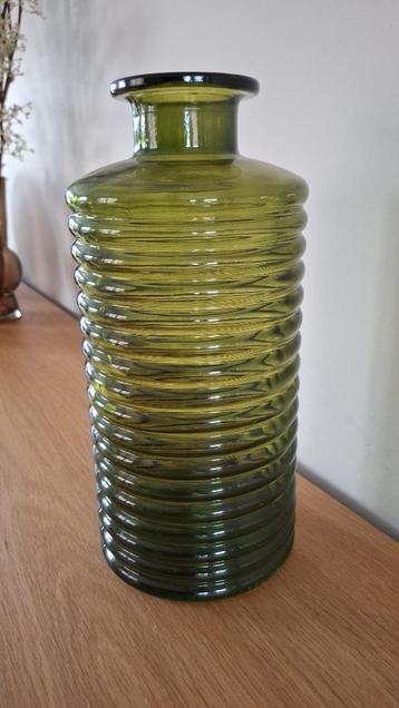 doorzichtige groene vaas beschikbaar voor biedingen