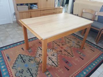 Verlengbare houten tafel (middendeel plooibaar)