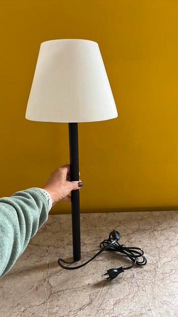 Lamp met metalen voet en ondoorzichtige beschikbaar voor biedingen