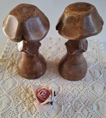 2 Handgemaakte houten paddenstoelen beschikbaar voor biedingen