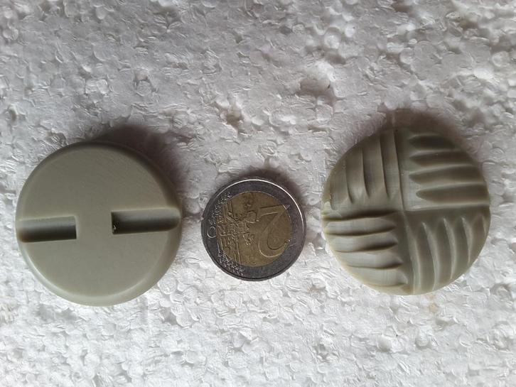 knoppen 40 mm lichtgroen mat verloop 2 gaten B40182, Hobby en Vrije tijd, Naaien en Fournituren, Nieuw, Knoop of Knopen, Ophalen of Verzenden