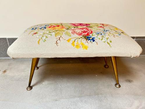 Voetbankje met geborduurde bloemen, Huis en Inrichting, Zetels | Voetbanken en poefs, Gebruikt, Minder dan 50 cm, 50 tot 75 cm