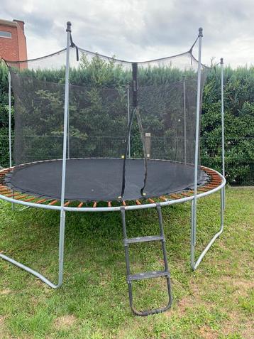 Trampoline disponible aux enchères
