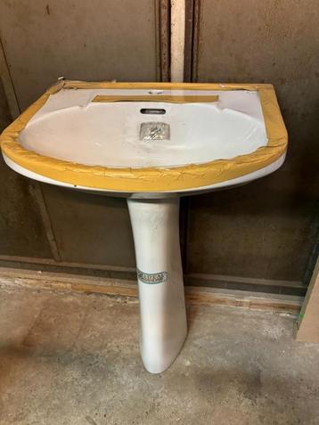  Lavabo « Ideal Standard » sur pied disponible aux enchères