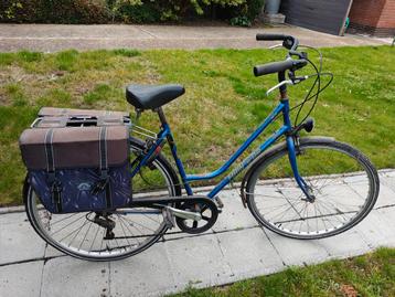 Oude fiets beschikbaar voor biedingen