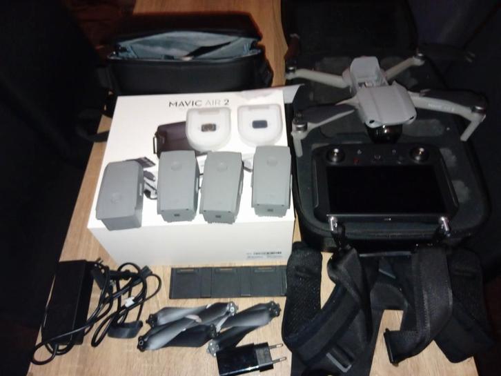 DJI Air 2  combo fly more  in TOPSTAAT, met Smartcontroller, Hobby en Vrije tijd, Modelbouw | Radiografisch | Helikopters en Quadcopters