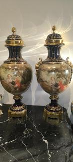 2 porseleinen vazen met verguld brons, Antiek en Kunst, Ophalen