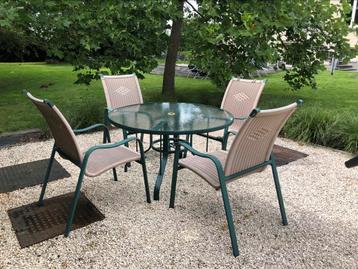 Ronde tafel met 4 stoelen beschikbaar voor biedingen