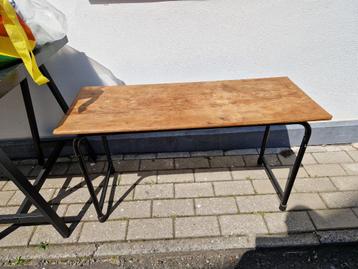 2 lage tafeltjes - oude school tafels - 100L x 39B x 54H beschikbaar voor biedingen