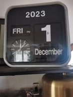 Horloge design Karlsson avec date, Maison & Meubles, Comme neuf, Enlèvement ou Envoi