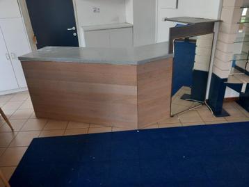 Toonbank met lades beschikbaar voor biedingen