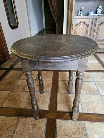 Rond houten bijzettafeltje beschikbaar voor biedingen