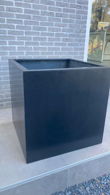Zwarte fiberstone pot van 70x70x70cm met lichte schade beschikbaar voor biedingen