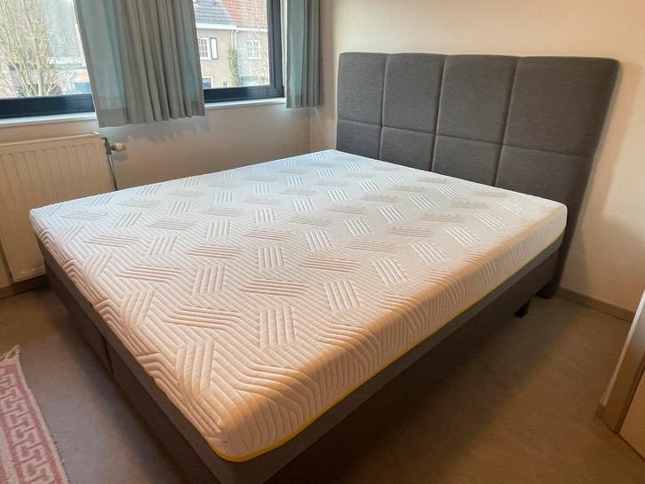 Bed met Tempur matras 180x210 cm, Huis en Inrichting, Slaapkamer | Boxsprings, Gebruikt, 180 cm, 210 cm, Tweepersoons, Grijs, Ophalen
