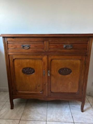 Antieke kast beschikbaar voor biedingen