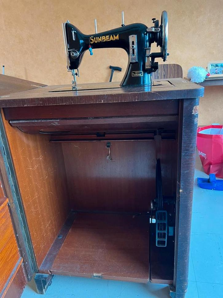 Machine à coudre vintage Sunbeam meuble en bois, Antiquités & Art, Antiquités | Machines à coudre, Enlèvement