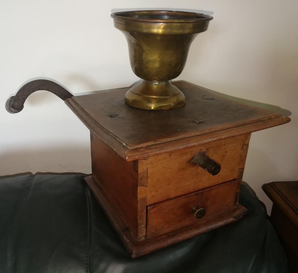 Grote antieke koffiemolen, winkelmodel., Ophalen