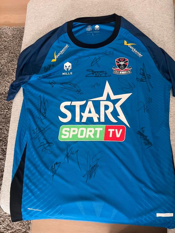 Gesigneerd voetbaltruitje FCV Dender, Verzamelen, Sportartikelen en Voetbal, Zo goed als nieuw, Shirt, Ophalen