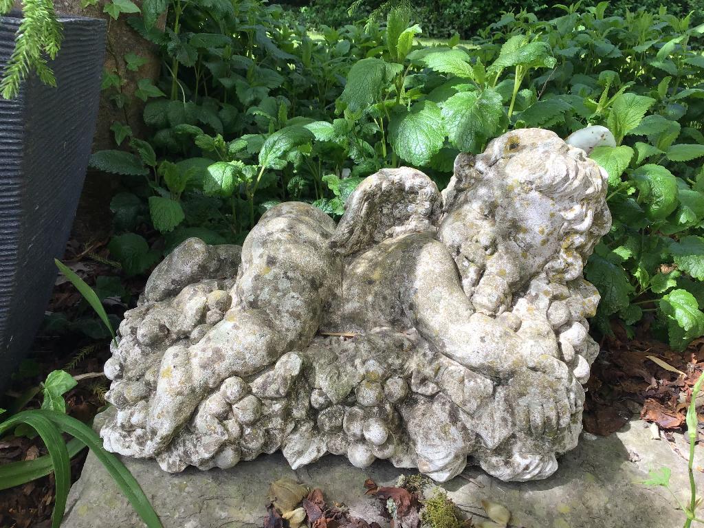 Antieke slapende engel in witsteen, Tuin en Terras, Ophalen, Gebruikt, Steen, Engelenbeeld