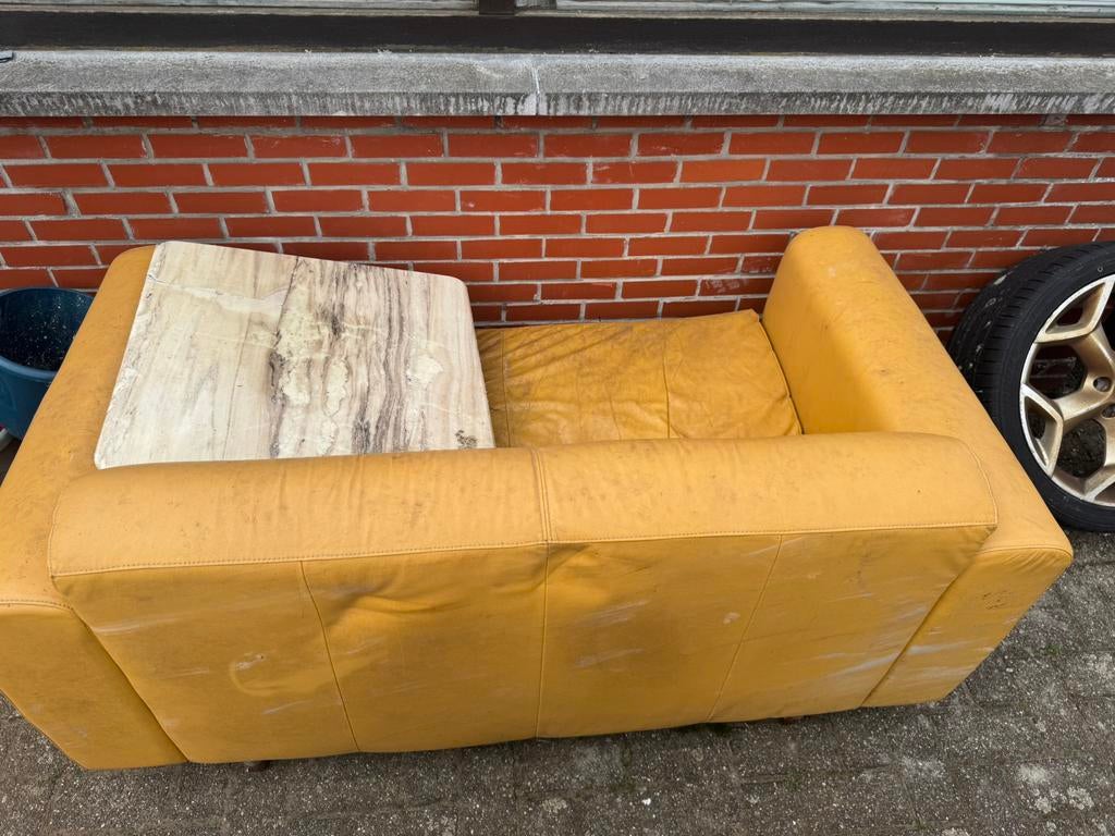 Gratis gele bank en tafeltje, Ophalen, Gebruikt