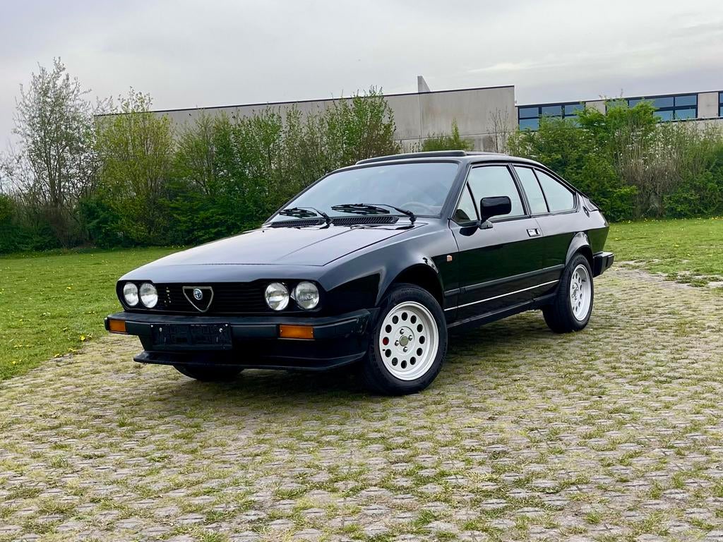 Alfa Romeo GTV 2000, Achterwielaandrijving, Beige, Zwart, Handgeschakeld