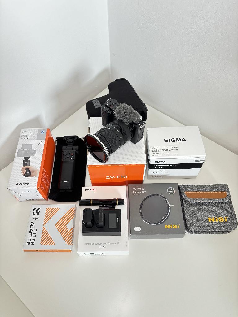 Sony ZV-E10 + Sigma 18-50 f/2.8 | Kit vidéo complet, Ophalen, Nieuw, Compact, Sony