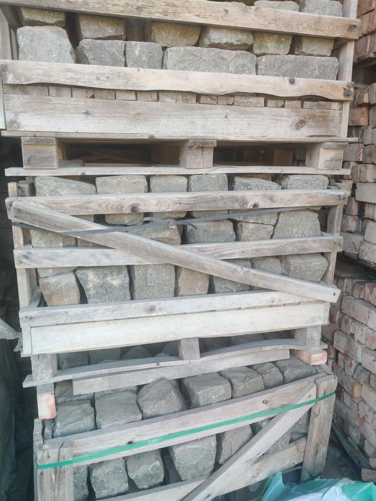 12 caisses de pavés inutilisés, têtes d'enfants, Enlèvement