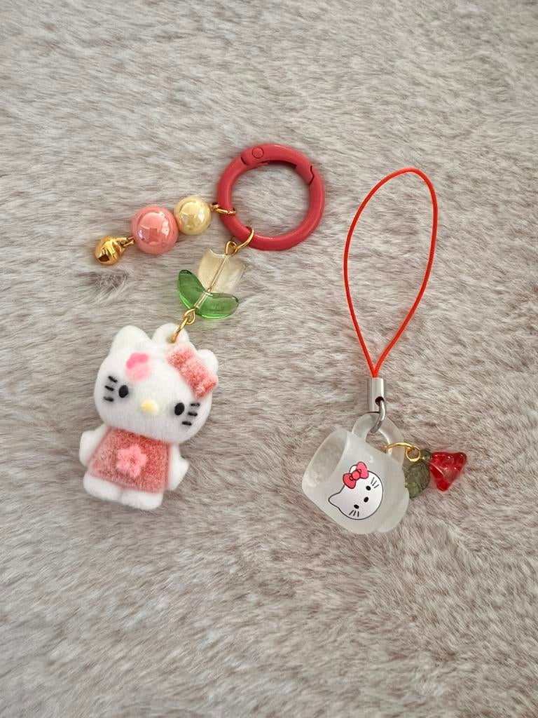 Lot van 2 hangers Hello Kitty, Bijoux, Sacs & Beauté, Bijoux pour enfant, Enlèvement ou Envoi, Neuf, Rouge, Pendentif