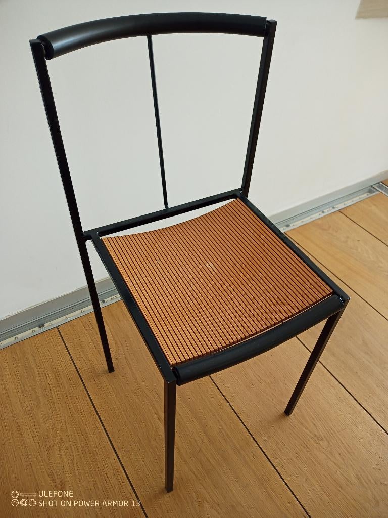 Une chaise Maurizio peregalli pour zeus, Enlèvement