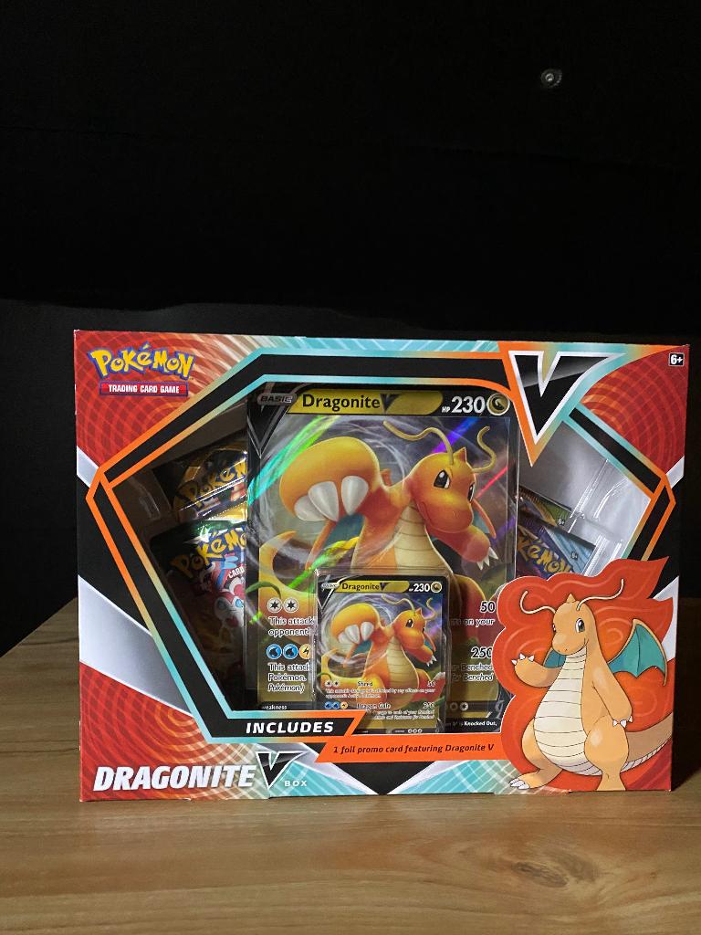Dragonite V Box, Hobby en Vrije tijd, Verzamelkaartspellen | Pokémon, Ophalen of Verzenden, Nieuw, Overige typen