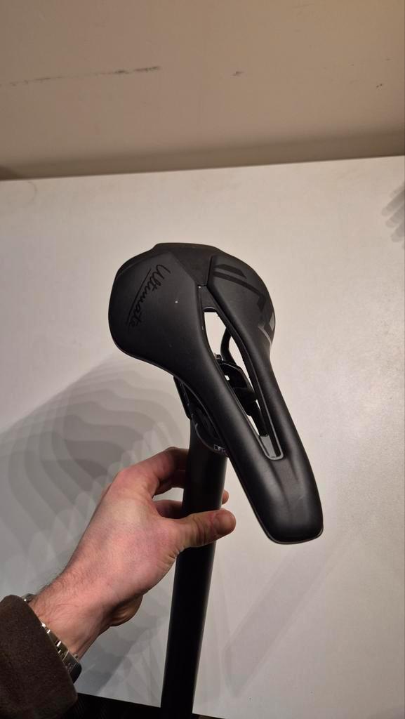 Selle + Tige de selle carbone, Vélos & Vélomoteurs, Accessoires vélo | Autres Accessoires de vélo, Neuf, Enlèvement ou Envoi