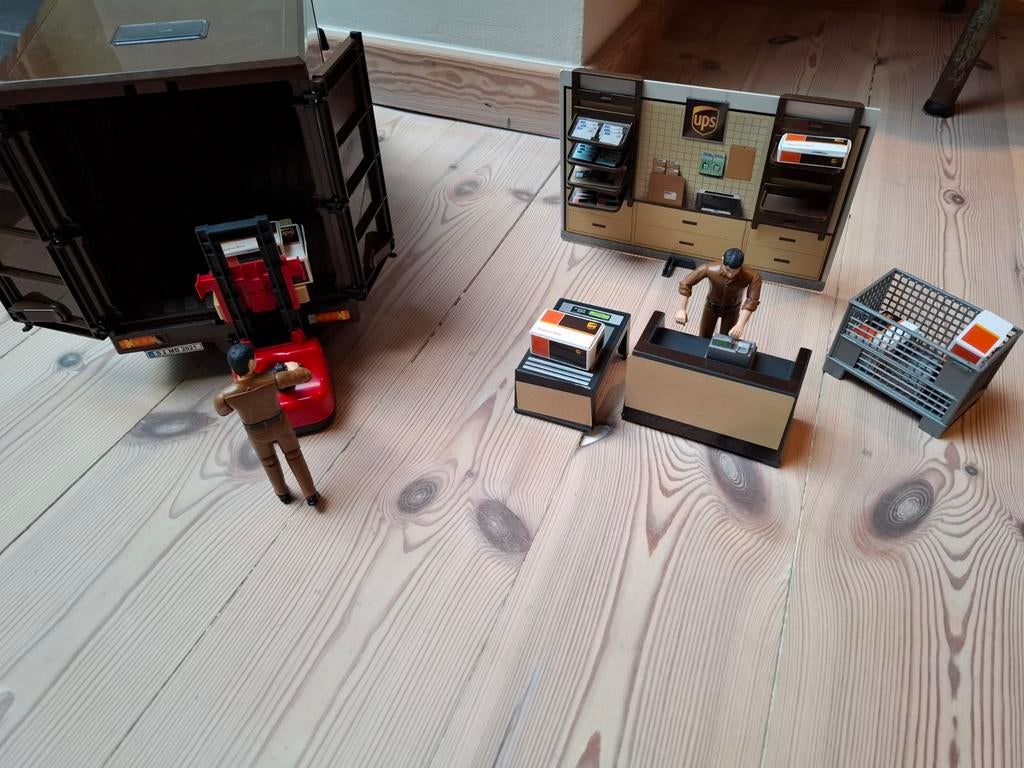 Fourgon UPS Bruder et accessoires, Enfants & Bébés, Jouets | Véhicules en jouets, Enlèvement