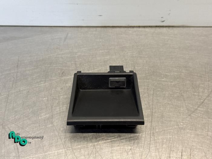 AUX/USB aansluiting van een Volvo V40 (V40 12-), Auto-onderdelen, Elektronica en Kabels, Volvo, Gebruikt, 3 maanden garantie, Ophalen of Verzenden