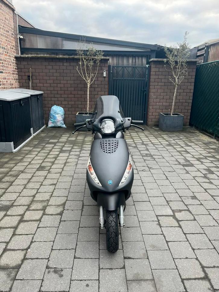 Piaggio zip 4t, Fietsen en Brommers, Scooters | Piaggio, Zo goed als nieuw, Zip, Klasse A (25 km/u), Benzine, Ophalen