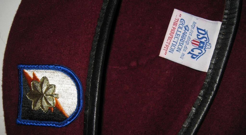 82ND AIRBORNE BARET LT COLONEL 1/82ND AVIATION US ARMY PARA, Verzamelen, Verzenden, Landmacht, Helm of Baret