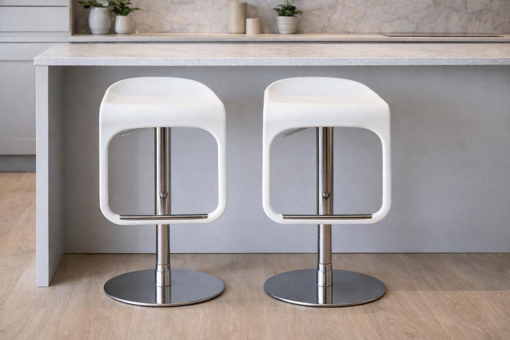 2 moderne barkrukken wit met metalen voet – verstelbaar, Ophalen, Zo goed als nieuw