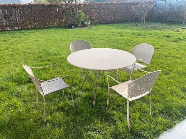 Fermob “Rendez-Vous” tuinset – ronde tafel + 4 stoelen, Jardin & Terrasse, Ensembles de jardin, Utilisé, Salons de jardin, Aluminium