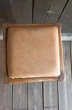 Ancien tabouret marron, Enlèvement