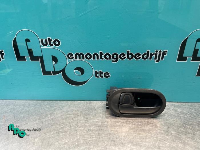 Poignée portière 2portes gauche d'un Mitsubishi Colt (Colt, Autos : Pièces & Accessoires, Carrosserie & Tôlerie, Mitsubishi, Utilisé