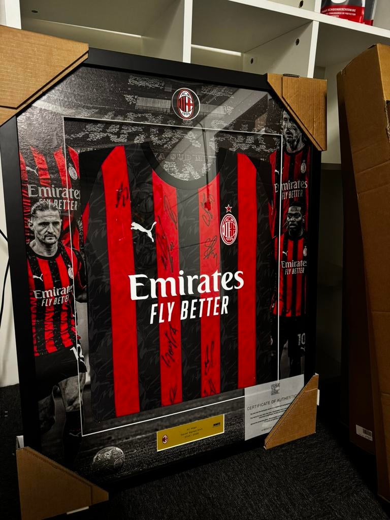 Ac milan squad sigend t-shirt in frame, Ophalen of Verzenden, Nieuw, Shirt