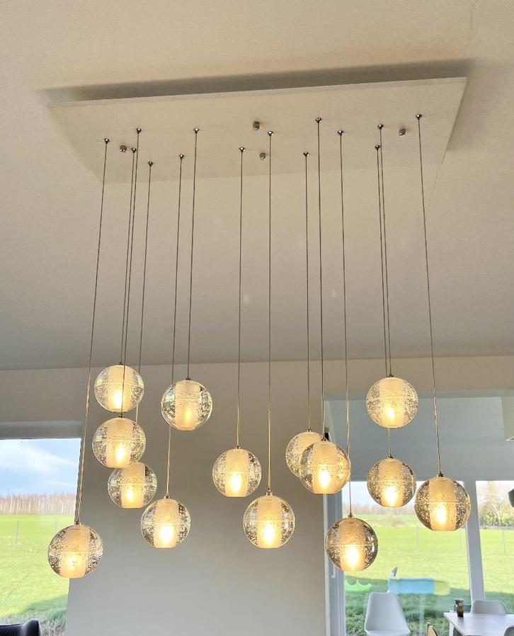 Suspension design 14 globes en verre – Excellent état, Maison & Meubles, Lampes | Suspensions, Comme neuf, 75 cm ou plus, Verre
