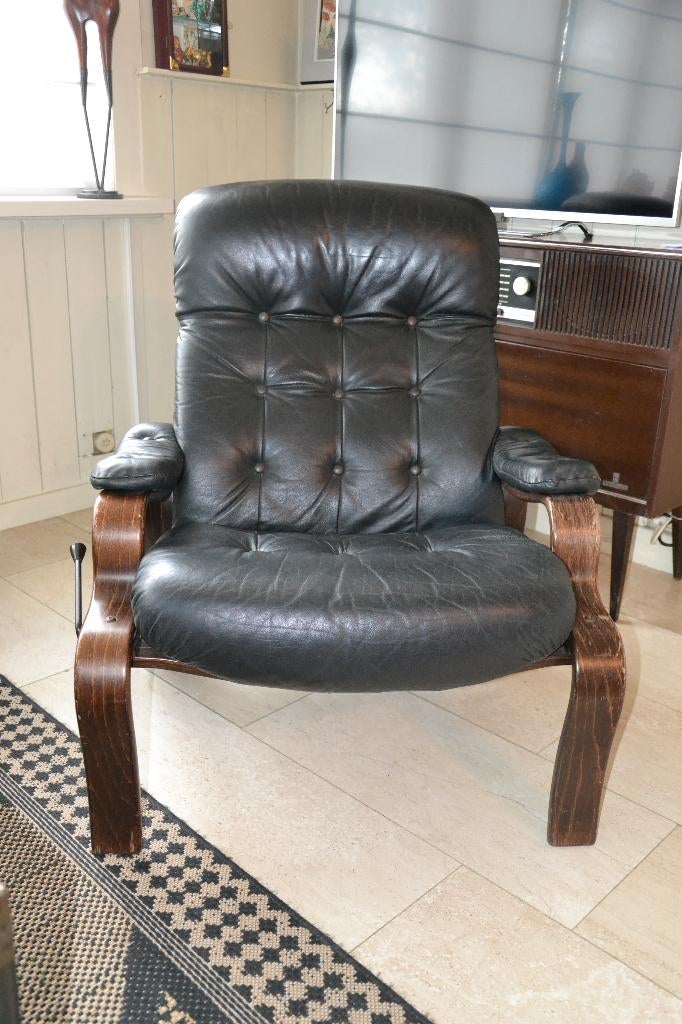 Fauteuil vintage en bois et cuir au design scandinave, Enlèvement